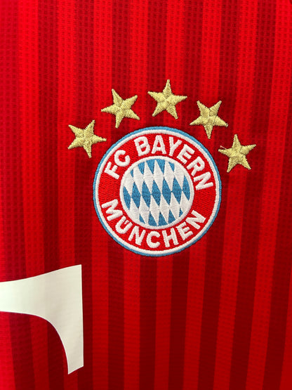 Maillot Bayern Munich Domicile 2026/2027 zoom logo